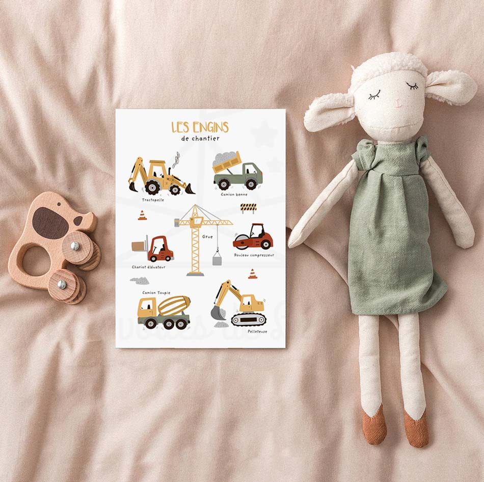 Affiche engins de chantier enfant encadrée au-dessus d'un coffre à jouets dans une chambre de garçon.