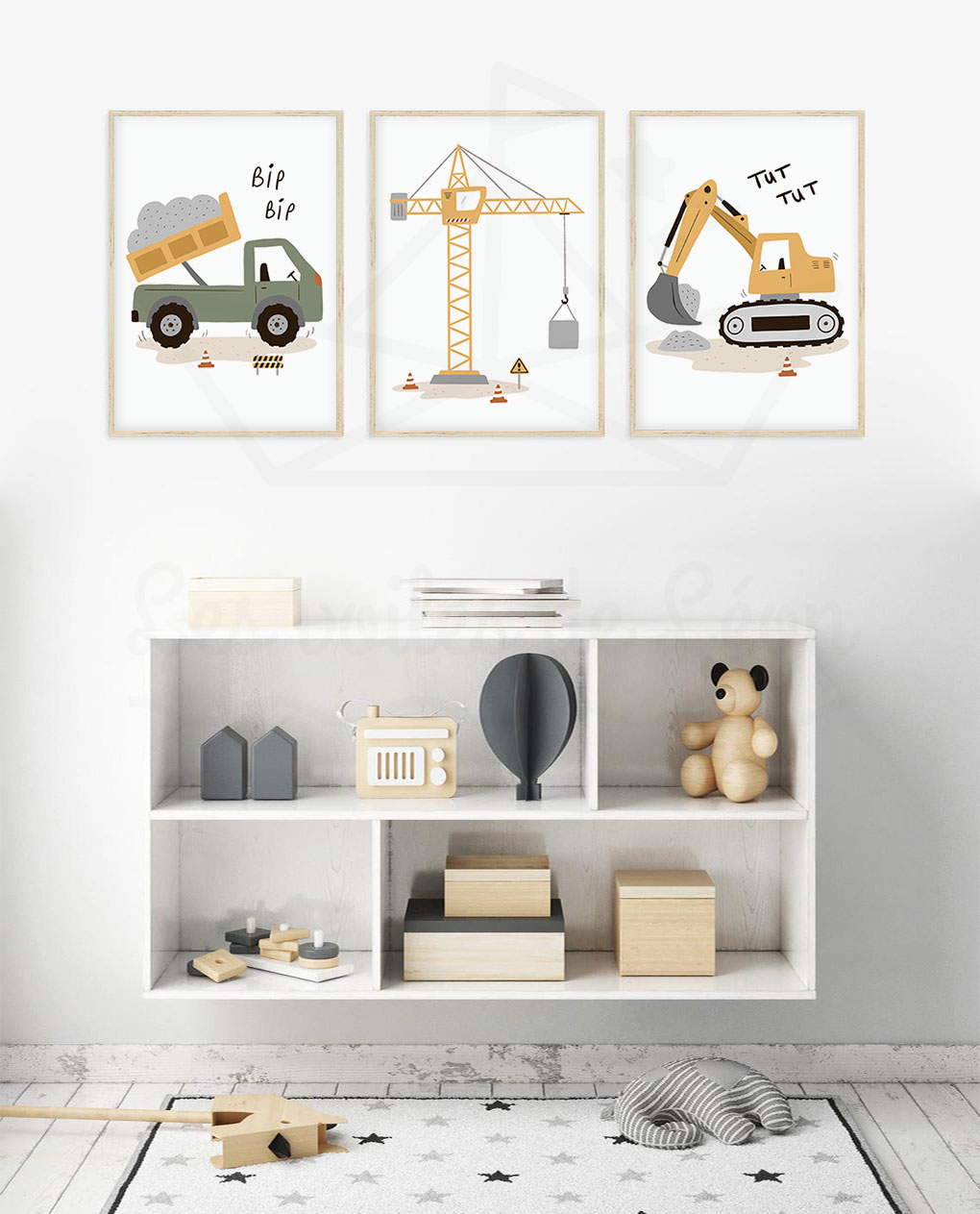 Lot de 3 affiches véhicule de chantier personnalisable avec prénom : une pelleteuse, un camion benne et une grue.