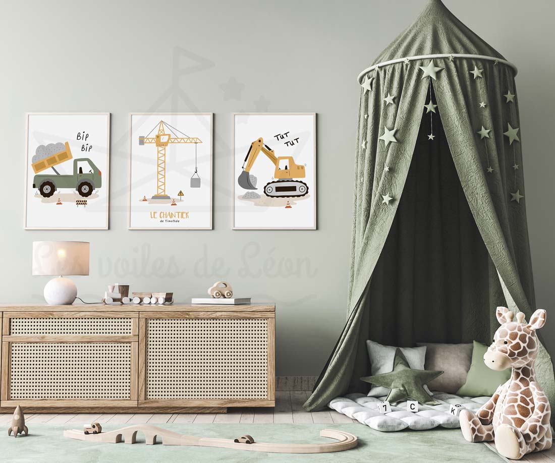 Idée décoration de chambre pour petit garçon avec un lot d'affiches véhicule de chantier personnalisable au-dessus d'un lit.