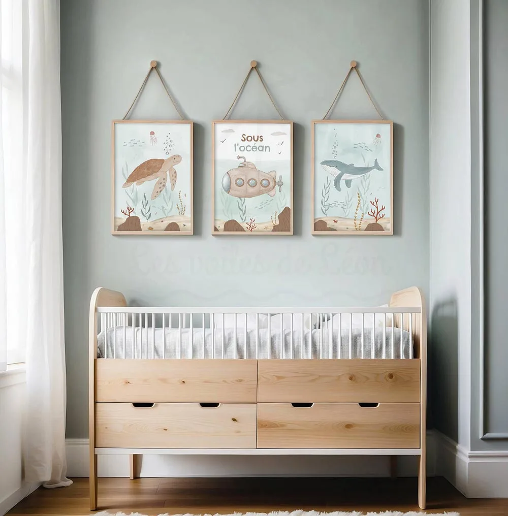Ambiance chambre bébé océan avec trio affiches personnalisées