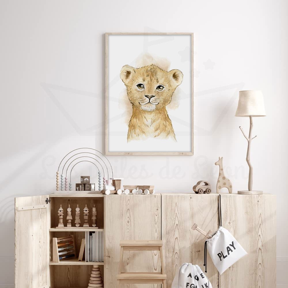 Ambiance deco chambre bebe savane avec affiche lionceau aquarelle personnalisee