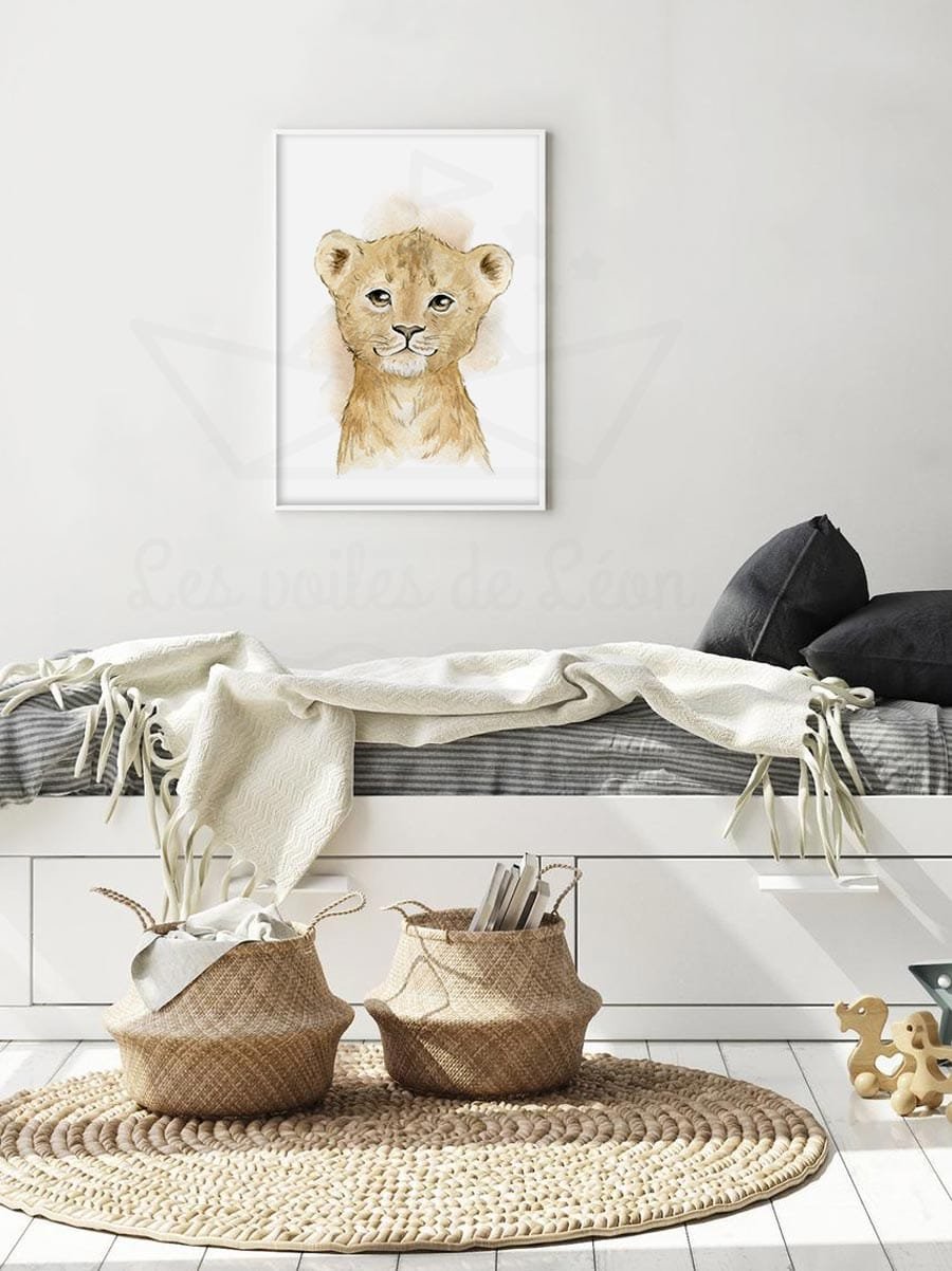 Cadre bois au dessus du lit avec affiche lionceau aquarelle personnalisee