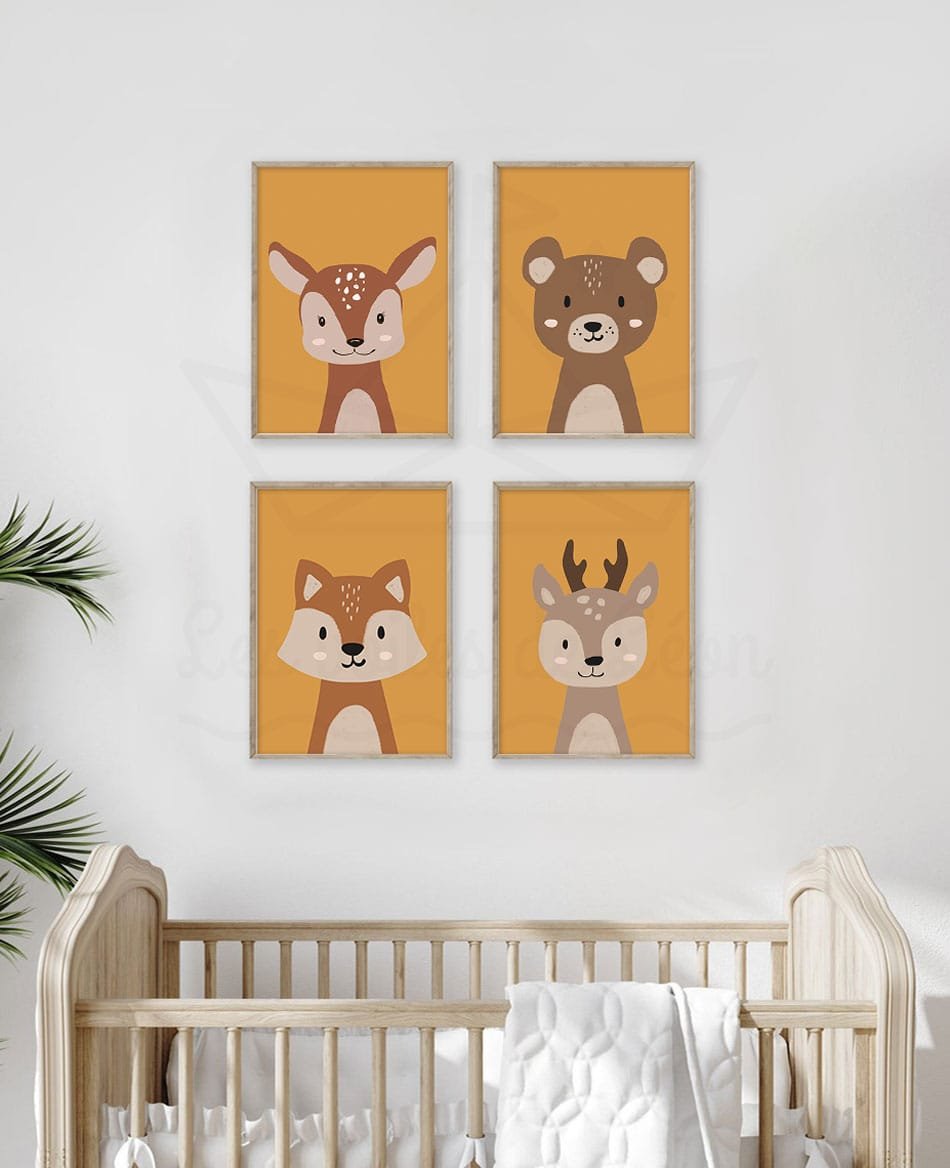 Cadre bois au dessus du lit avec poster animaux de la foret bebe