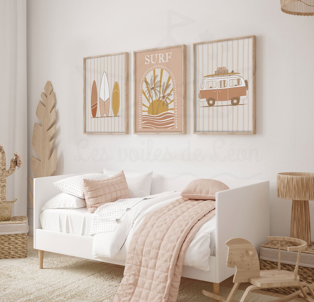 Cadres bois au dessus du lit avec affiche van life surf trio personnalise
